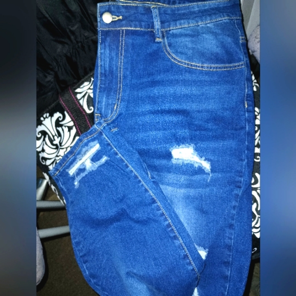 (SOLD)BRAND NEW/No tags. Women's ripped style blue skinny jeans